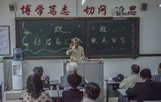 師生50年后返校再“開學”學生感動落淚，為老師鞠躬！